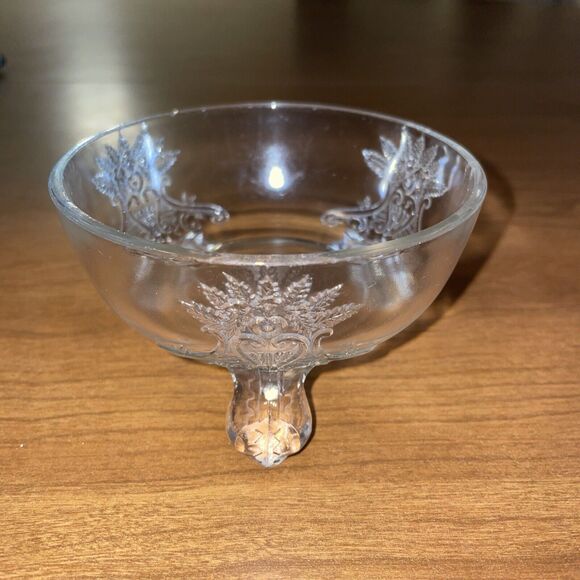 Vtg Clear Glass 3 Footed Bowl Scroll And Leaf Pattern 2.5 Inches X 4 Inches - Picture 3 of 11